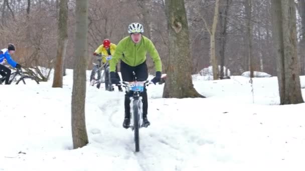 Vinter Mountain Bike Race på Hyperborea snö Fest i Petrozavodsk, Ryssland — Stockvideo