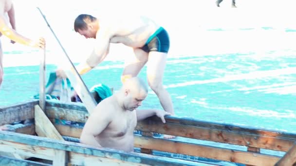 Traditionelles Eisschwimmen am Epithaniatag in Russland — Stockvideo