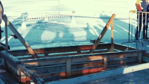 ロシアの Epithany 日に伝統的な氷スイミング — ストック動画