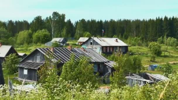 Russisches karelisches Dorf kojvuselga Landschaft — Stockvideo