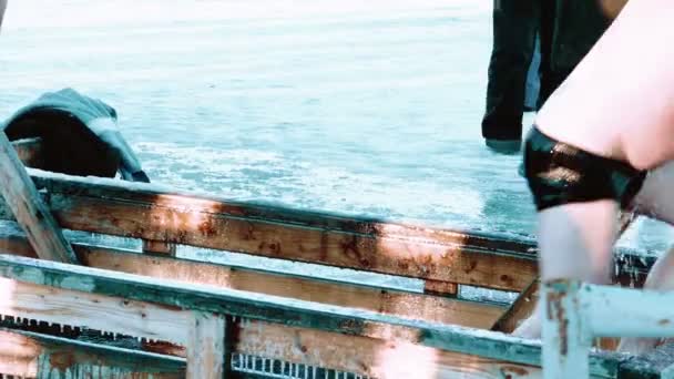 Traditionele Ice zwemmen bij Epithany dag in Rusland — Stockvideo