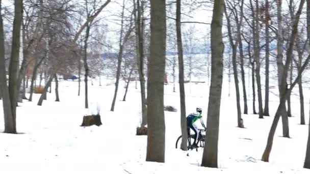 Carrera de bicicleta de montaña de invierno en Hyperborea Snow Fest en Petrozavodsk, Rusia — Vídeos de Stock
