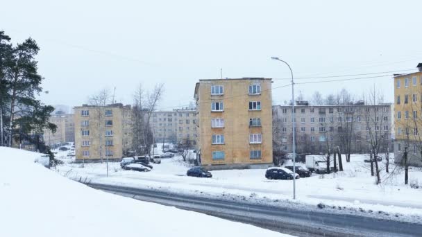 러시아 폭설 중에 아파트 주택 도시 블록 — 비디오