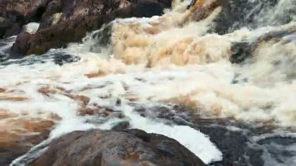 Ahinkoski vodopádu poblíž Ruskeala mramoru kaňonu v Karelia, Rusko — Stock video