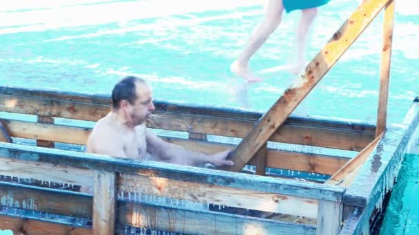 Natation traditionnelle sur glace à l'Epithany Day en Russie — Video