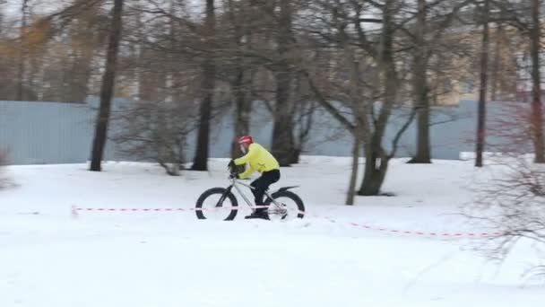 Corrida de bicicleta de montanha de inverno no Hyperborea Snow Fest em Petrozavodsk, Rússia — Vídeo de Stock