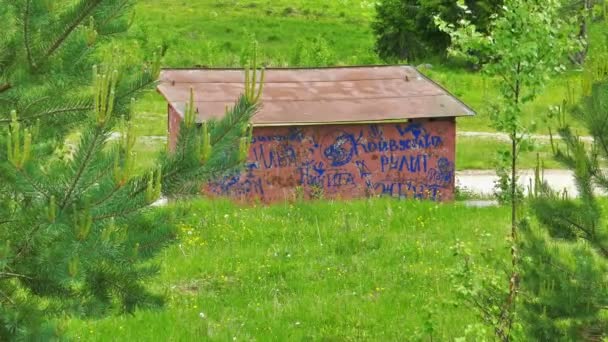 Parada de ônibus com Graffitti na aldeia abandonada — Vídeo de Stock