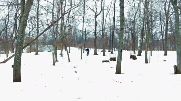 Corrida de bicicleta de montanha de inverno no Hyperborea Snow Fest em Petrozavodsk, Rússia — Vídeo de Stock