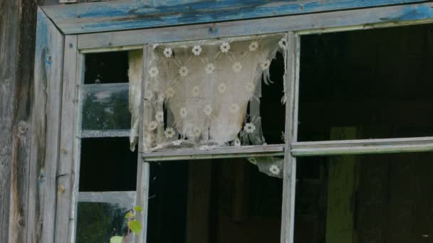 Janela quebrada na casa abandonada — Vídeo de Stock