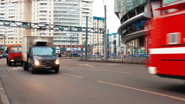 Tráfico de coches en San Petersburgo — Vídeo de stock