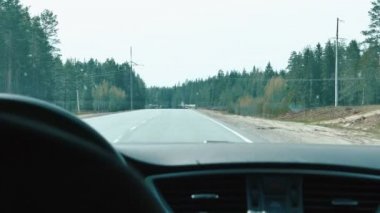 Bir araba Pov ön cam sürüş