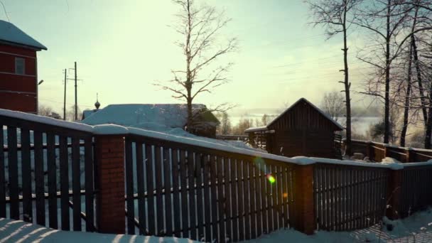 Recinzione vicino a casa rurale in legno in inverno — Video Stock