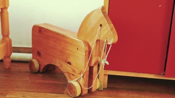 Caballo de juguete de madera para niños sobre ruedas — Vídeos de Stock