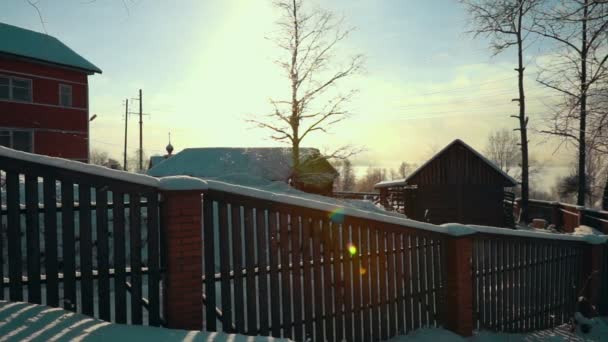 Hek in de buurt van houten vakantiehuis in de Winter — Stockvideo