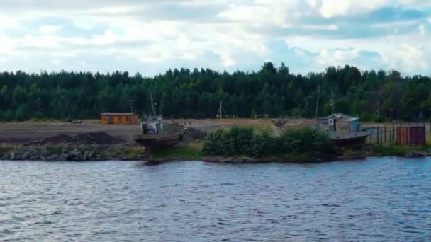 Garage rouillé Bâtiments sur la rive du lac — Video