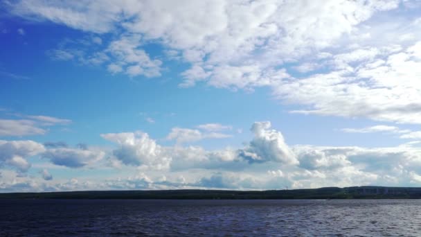 Blaues Wasser zum Horizont schöne Meereslandschaft — Stockvideo