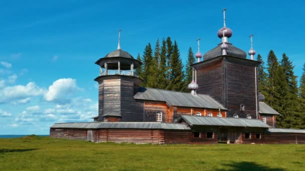 Holzkirche des Propheten Elija auf dem Wodlozero-See in Karelien, Russland — Stockvideo