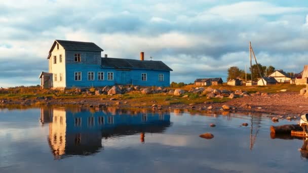 Osamělý dřevěný dům na břehu moře, klidná krajina — Stock video
