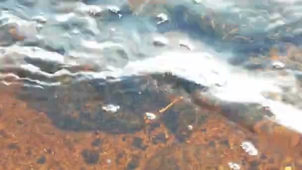 Wasser plätschert am steinigen Ufer des Sees — Stockvideo