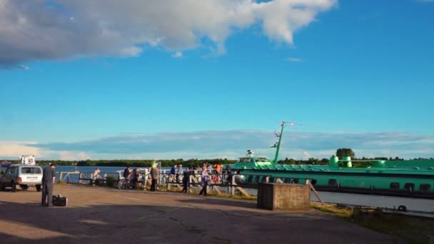 Turister väntar en jet motor butik på en kaj pier — Stockvideo