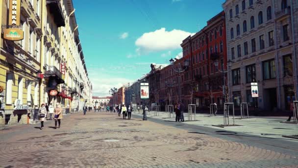 Petersrians dans la rue de Saint-Pétersbourg, Russie — Video