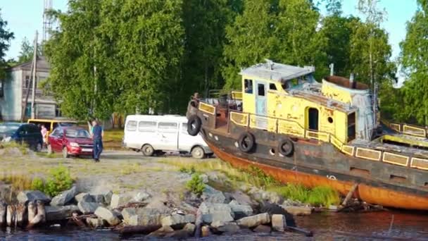 Antiguo barco oxidado a orillas de un río — Vídeo de stock