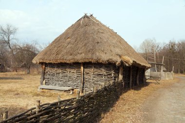 Köylülerin bahçesinin etrafında eski ahşap bir çit. Ulusal Açık Hava Halk Mimarisi Müzesi Pirogovo. Ukrayna, Kiev, Mart 08, 2019