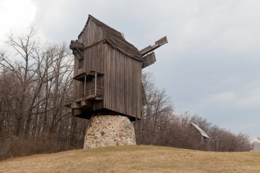 Eski bir rüzgar mili arka planda manzara. Ulusal Açık Hava Halk Mimarisi Müzesi Pirogovo. Ukrayna, Kiev, Mart 08, 2019