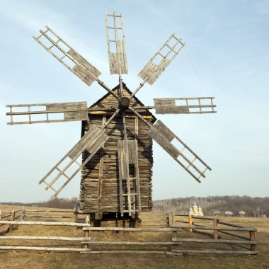 Eski bir rüzgâr mili yakın çekim parçası. Ulusal Açık Hava Halk Mimarisi Müzesi Pirogovo. Ukrayna, Kiev, Mart 08, 2019