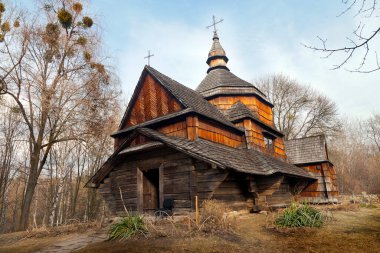 Eski bir kilisenin bahçesinde. Ulusal Açık Hava Halk Mimarisi Müzesi Pirogovo. Ukrayna, Kiev, Mart 08, 2019