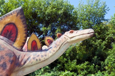 Bir dinozorun yeniden yapılandırılmış gerçek boyutlardaki animasyon modeli. Uman, Ukrayna 'daki en büyük dinozor parkı.