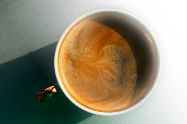 Çekici bir arka plan olarak yüzey dokusu olan bir fincan sabah kahvesi. Işık ve gölge arkaplan