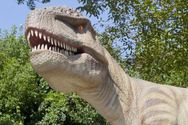 Yırtıcı bir dinozorun yeniden yapılandırılmış gerçek boyutlardaki animasyon modeli. Ukrayna 'daki en büyük dinozorlar, Uman.