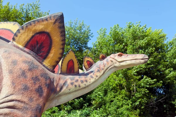 恐竜の実物大アニメーションモデルを再構築しました ウクライナ最大の恐竜 ウマン — ストック写真