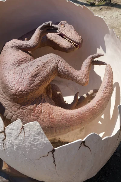 卵から生まれた爬虫類の子供 恐竜の実物大アニメーションモデルを再構築しました ウクライナ最大の恐竜 ウマン — ストック写真