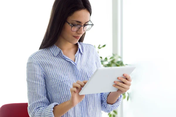 Ung affärskvinna med hennes digital Tablet PC på kontoret. — Stockfoto