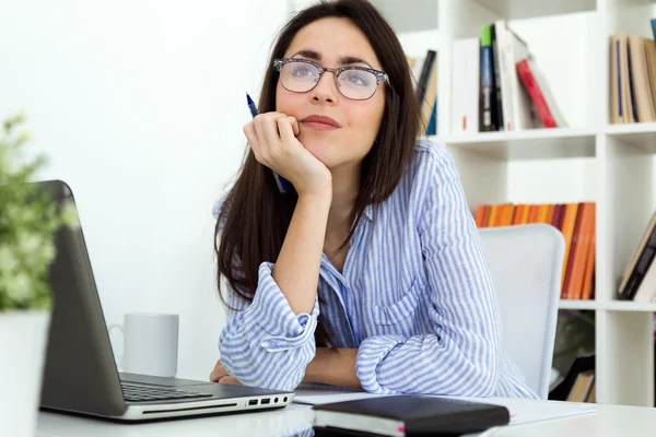 Ung affärskvinna arbetar med laptop på kontoret. — Stockfoto