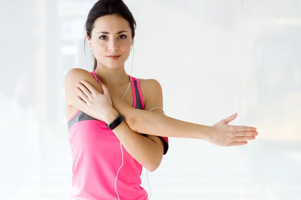 Krásná sportovní mladá žena dělat cvičení v tělocvičně. — Stock fotografie