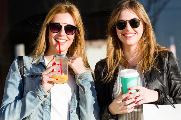 Mooie jonge vrouwen praten en lachen in de stad. — Stockfoto