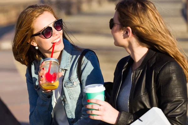 Mooie jonge vrouwen praten en lachen in de stad. — Stockfoto