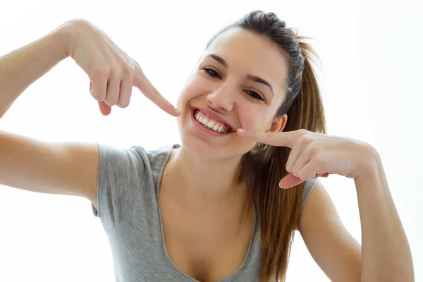 Bella giovane donna con un sorriso perfetto. Isolato su bianco . Immagine Stock