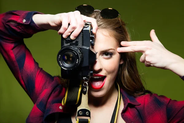 Pretty young woman taking photos with a retro camera. — Stock Photo, Image