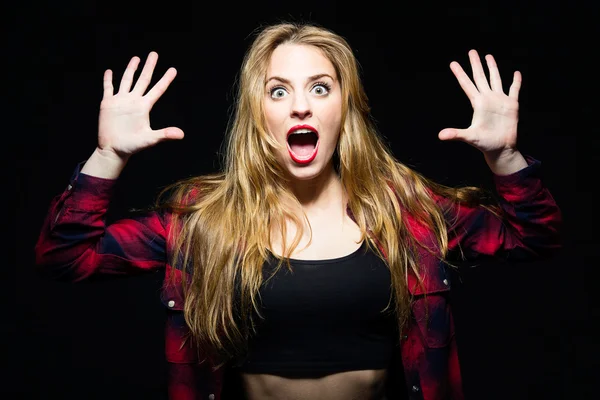 Beautiful young woman screaming. Isolated. — Stock Photo, Image