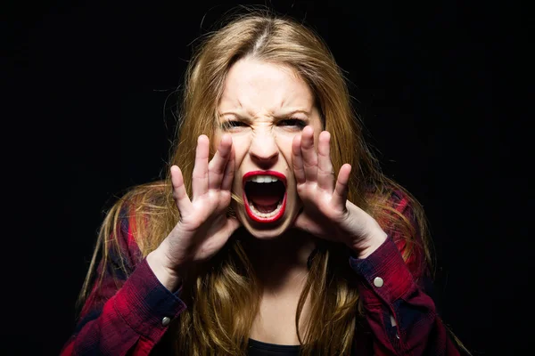 Beautiful young woman screaming. Isolated. — Stock Photo, Image