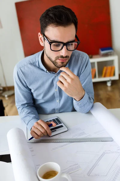 Joven hombre de negocios guapo trabajando en la oficina . — Foto de Stock