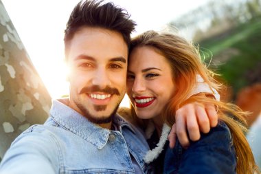 Parkta birbirine aşık güzel bir çift..