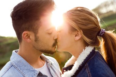 Parkta birbirine aşık güzel bir çift..