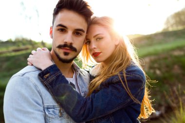 Parkta birbirine aşık güzel bir çift..