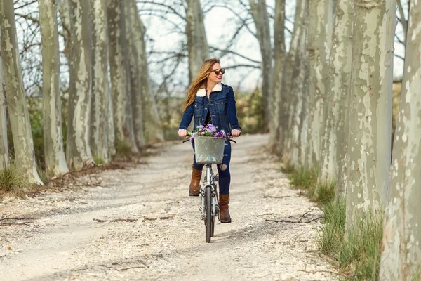 Mooie jonge vrouw, Fietsen in het park. — Stockfoto