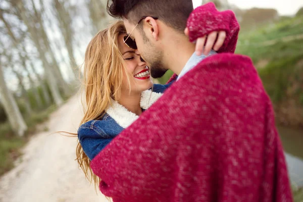 Belo jovem casal apaixonado no parque. — Fotografia de Stock